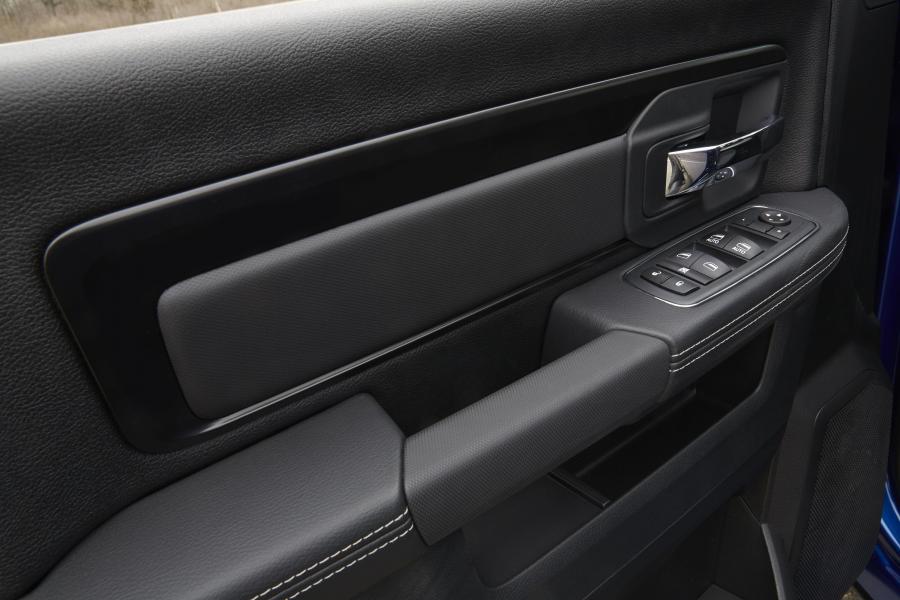 Детали интерьера Dodge Ram 1500 Rebel Blue Streak Crew Cab 2017 года  (фото 2 из 11)